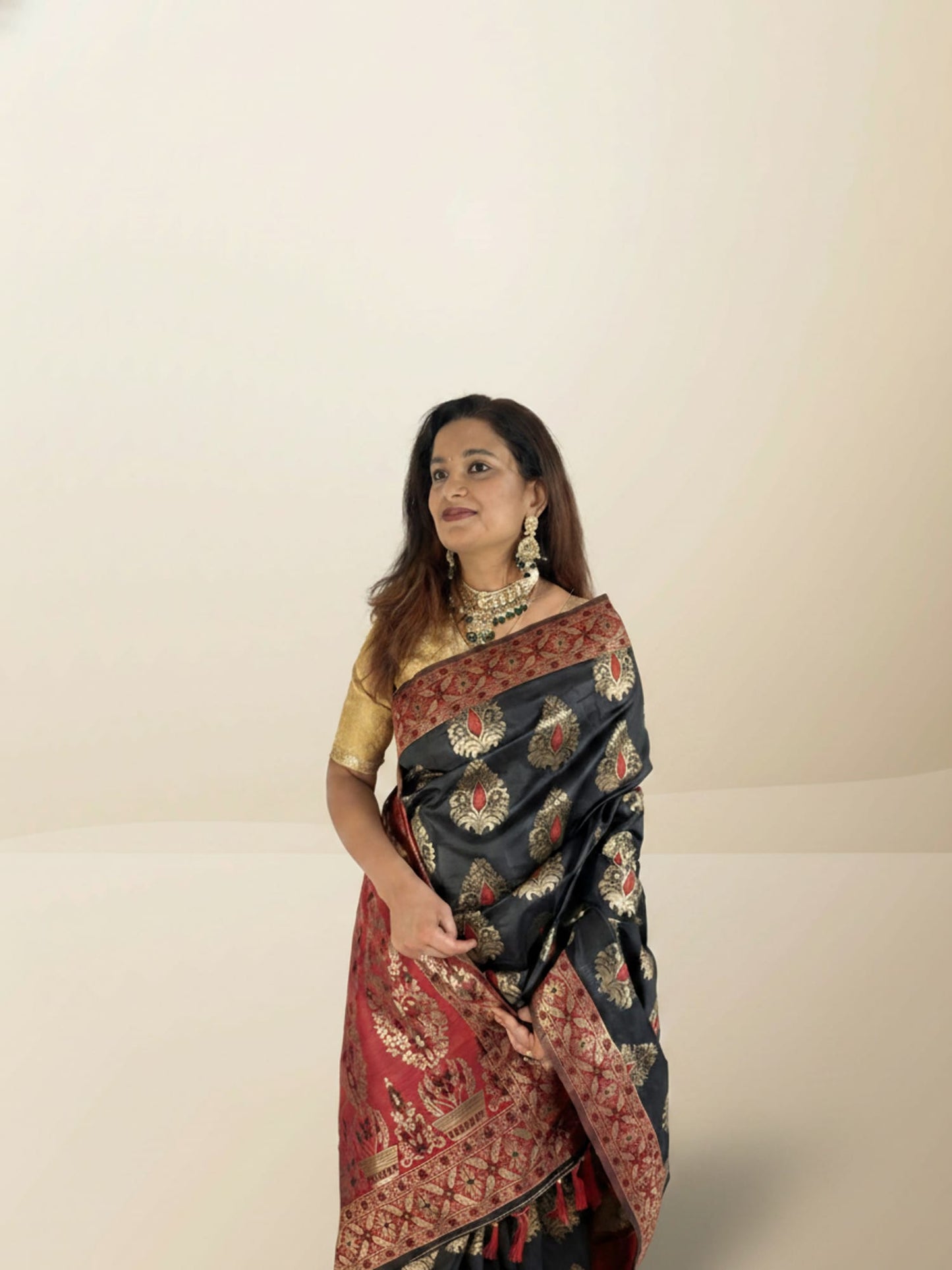 Black Red Big Boota saree
