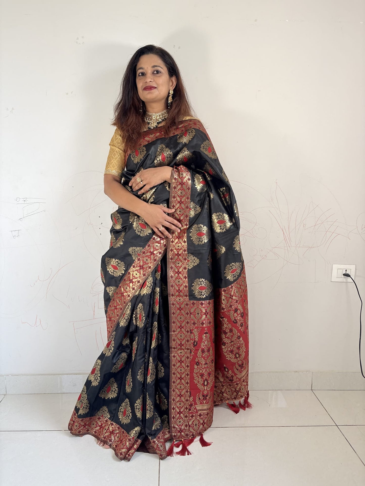 Black Red Big Boota saree