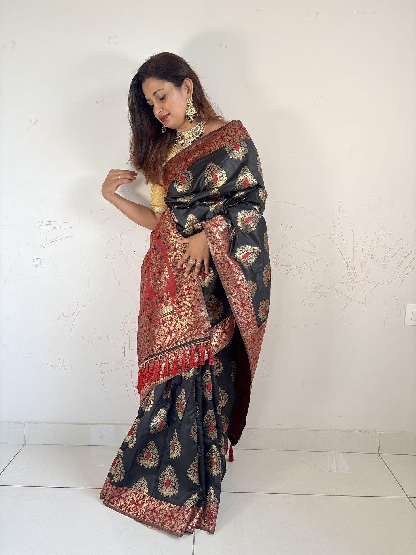 Black Red Big Boota saree
